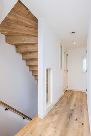 Foto - Te koop: Een woning voor de toekomst met een energielabel van A+++ met een multifunctionele ruimte      (ca 25 m2) en tuin met eiken overkapping en grote eiken carport in het Heuvelland.